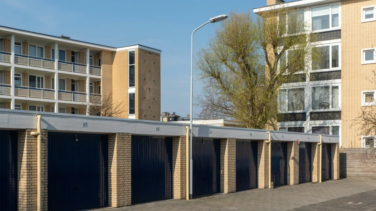 Rij gesloten garageboxen voor twee flatgebouwen